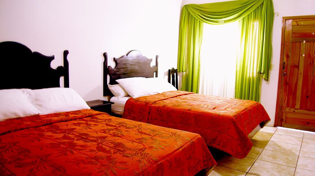 Uw Oasis Hotel La Ceiba Zimmer foto